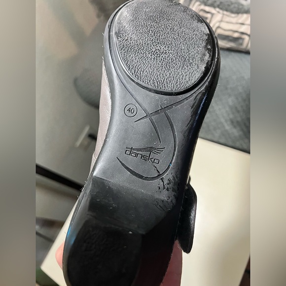 Dansko smooth leather Mary Jane’s in a pretty gray with black soles. Sz 40 - Picture 6 of 10